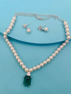 PEARL GREEN PENDENT