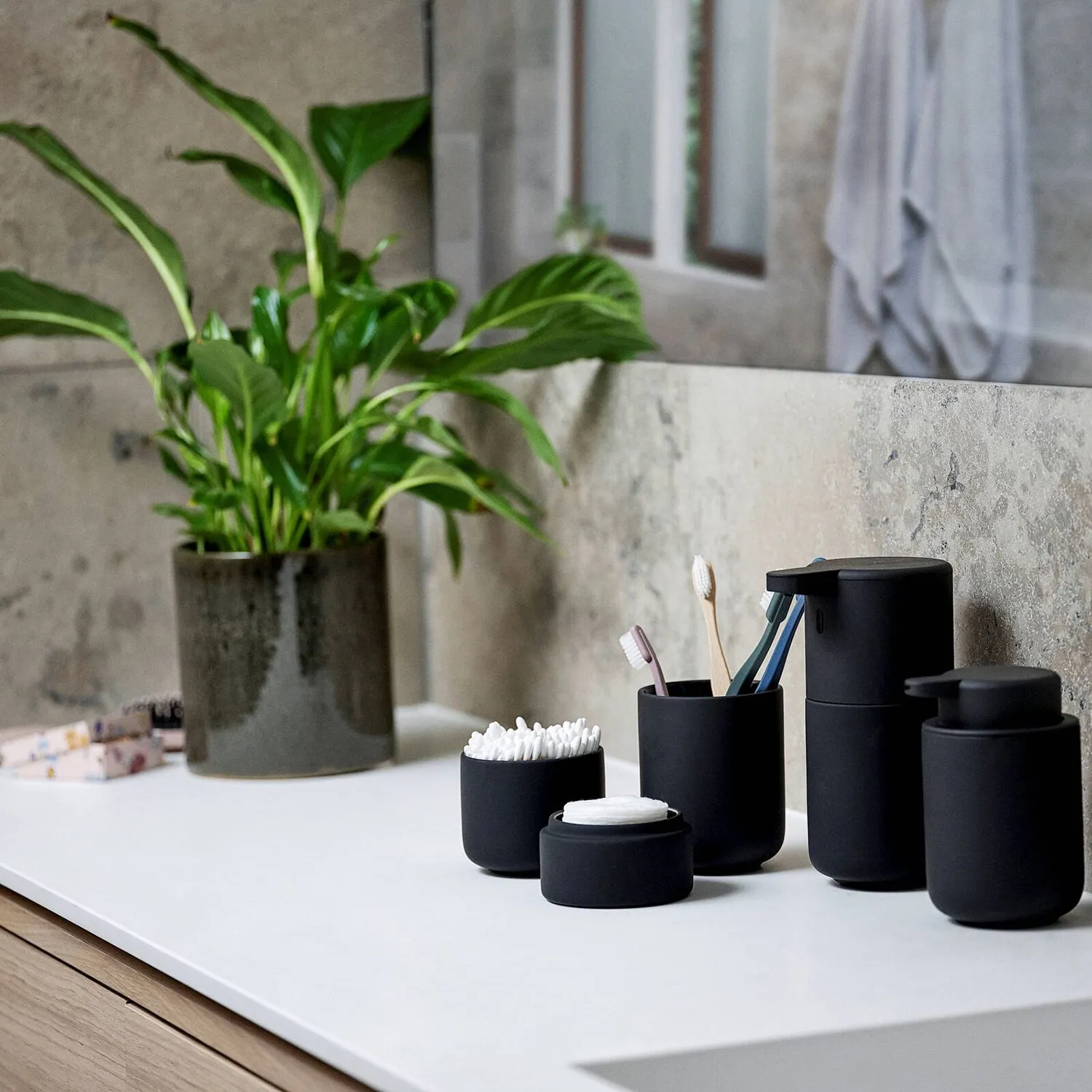 zone denmark | ume toothbrush mug | black